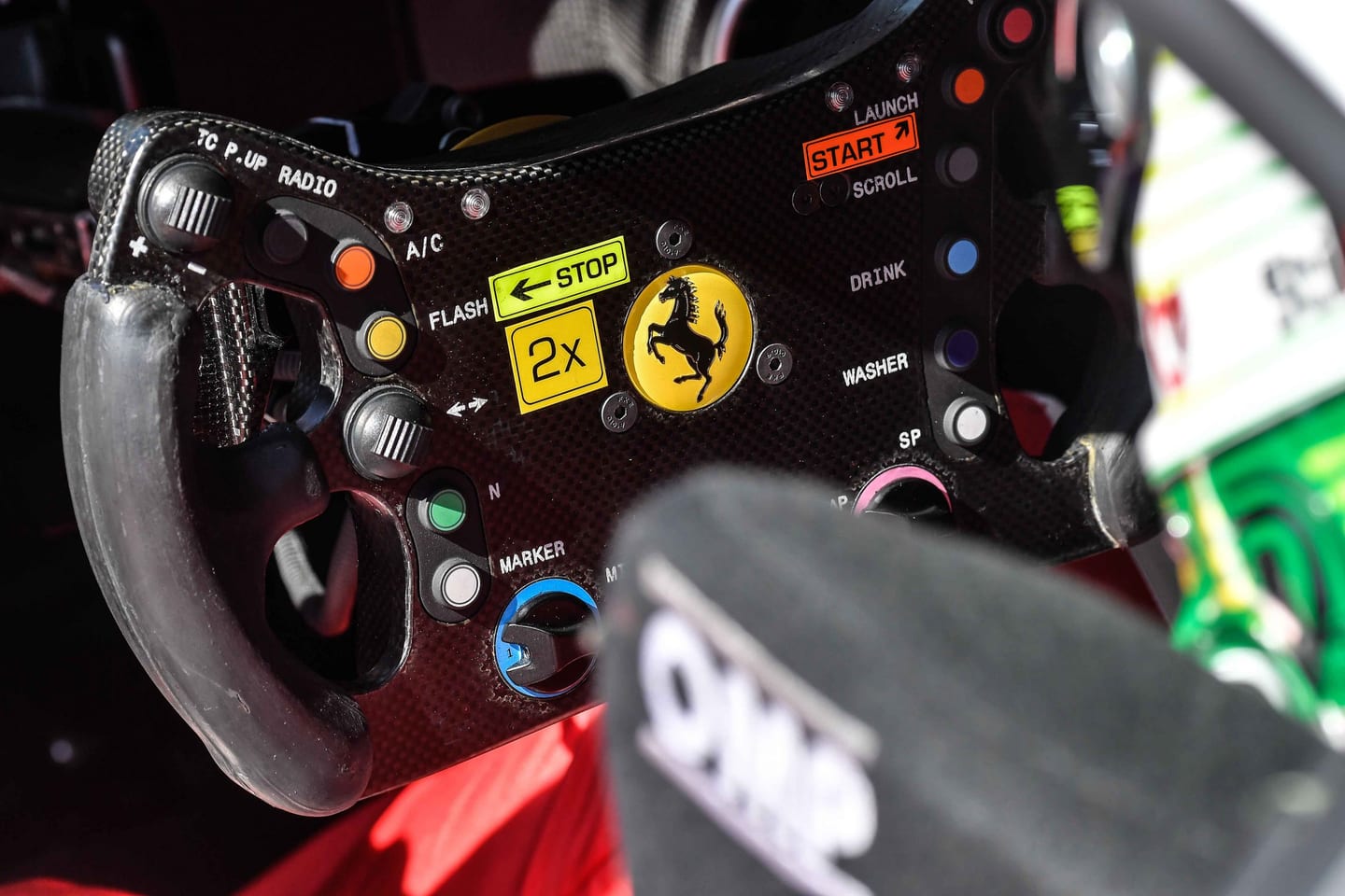 Il fabrique son volant de Ferrari 488 lui-même !