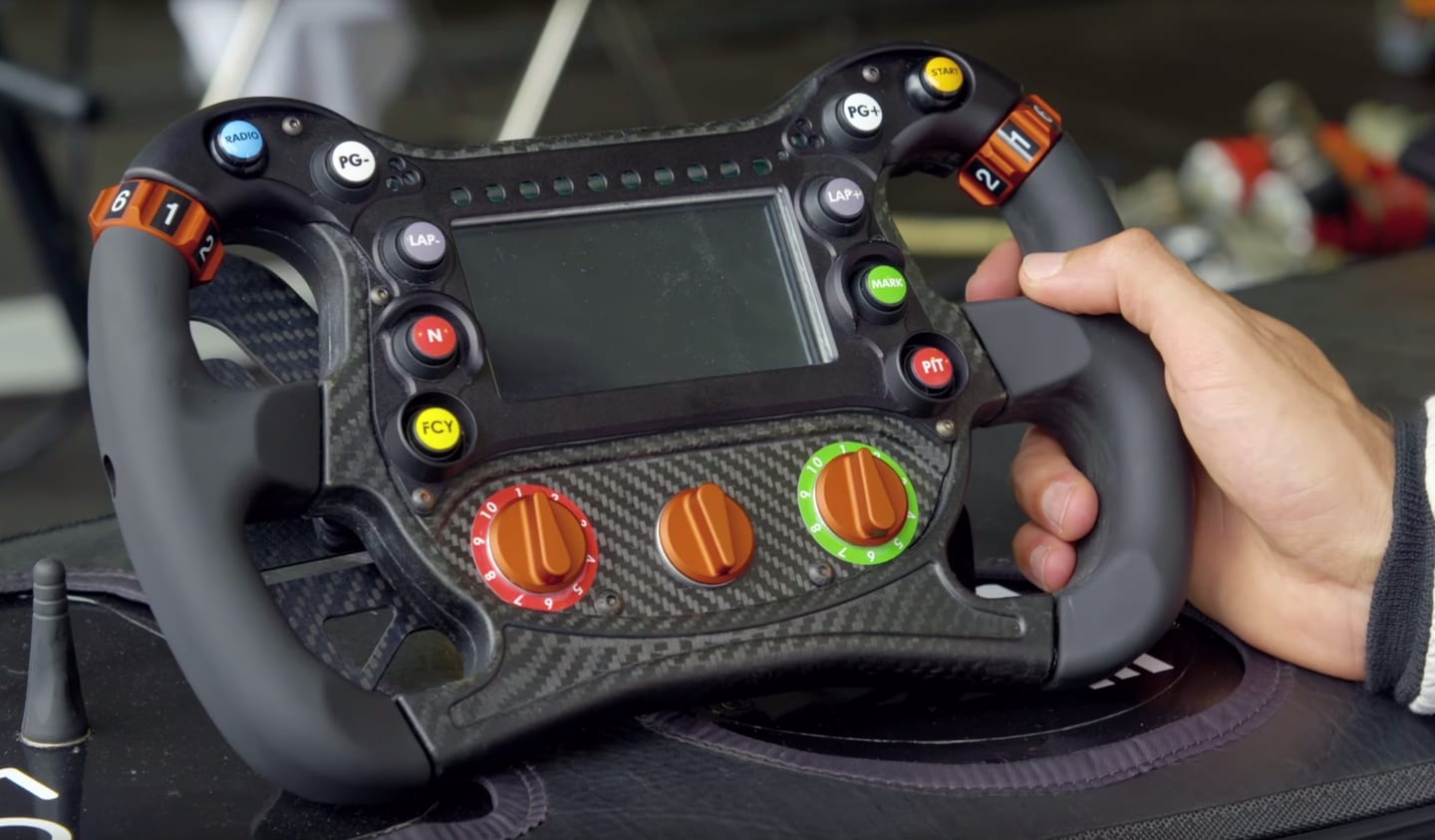 Réplique d’un volant de Formule E par Cruden
