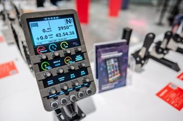 Heusinkveld DisplayDash : un boîtier de boutons avec affichage intégré présenté à Sim Formula Europe 2026