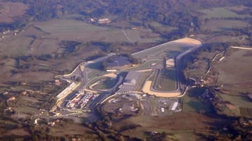 RaceRoom : l'Autodromo Vallelunga et une voiture de tourisme junior électrique en approche
