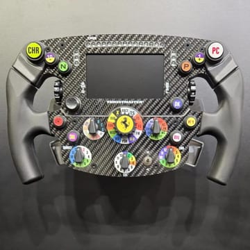 Thrustmaster lance deux nouveaux volants : le GT Wheel Add-On et le Formula Wheel Ferrari SF-25