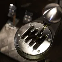 Thrustmaster TH8A Shifter Add-On – Levier de Vitesse Haut de Gamme pour PS5, PS4, Xbox Series X|S, Xbox One & PC – Design 100% Métal – Technologie Magnétique H.E.A.R.T – Grilles H et Séquentielle