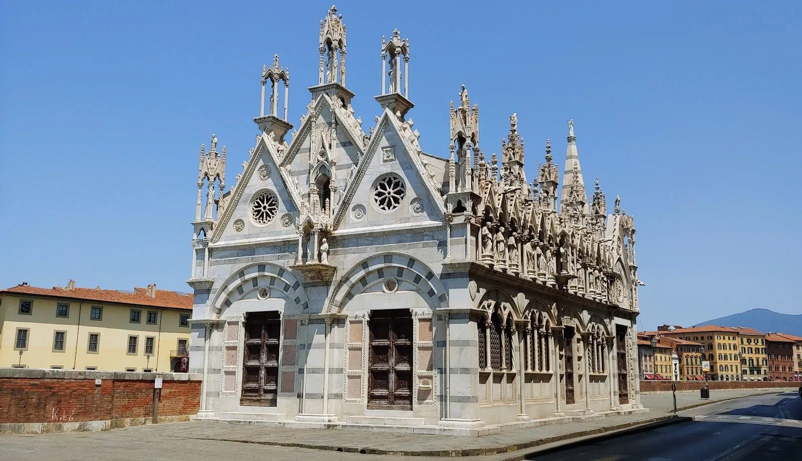 An exceptionally well-composed and sharp photograph of a gothic-style building, showcasing intricate architectural details under clear, accurate lighting. The colors are vibrant and true to life, and the entire subject is in sharp focus, resulting in a highly photo-realistic image.
