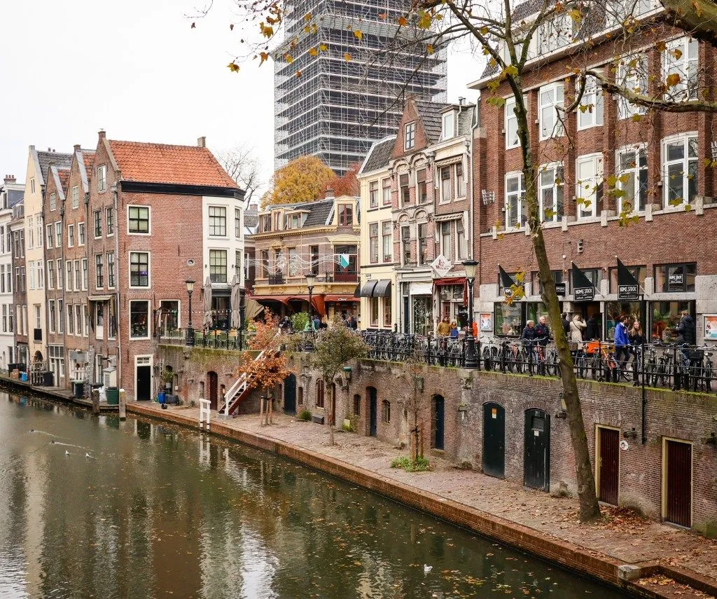 An appealing photo capturing a historical cityscape alongside a canal, featuring detailed architecture and a pleasant autumn atmosphere. The natural lighting and clear focus on key elements make for a strong visual.