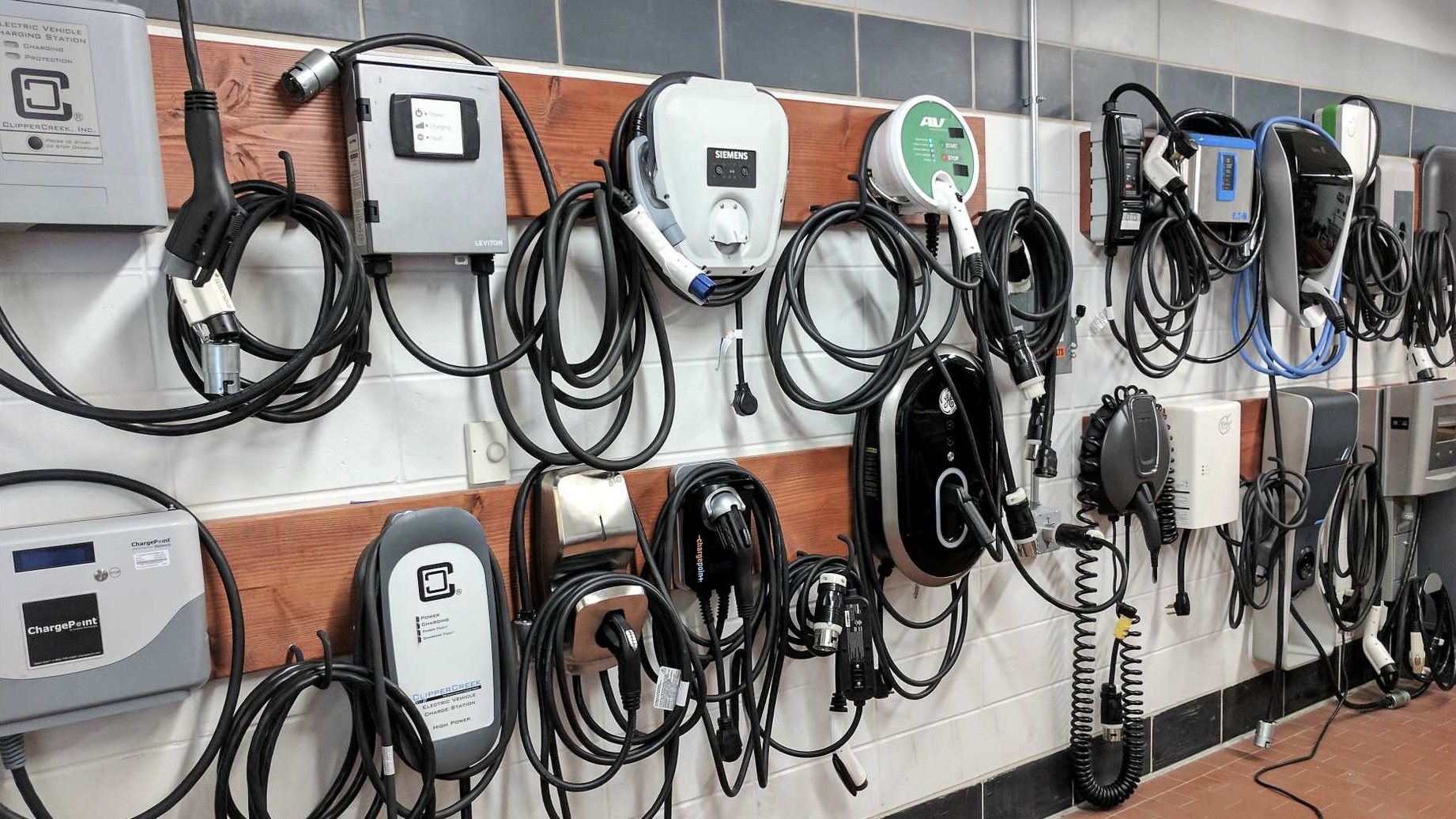 Un mur remplie de borne de recharge.