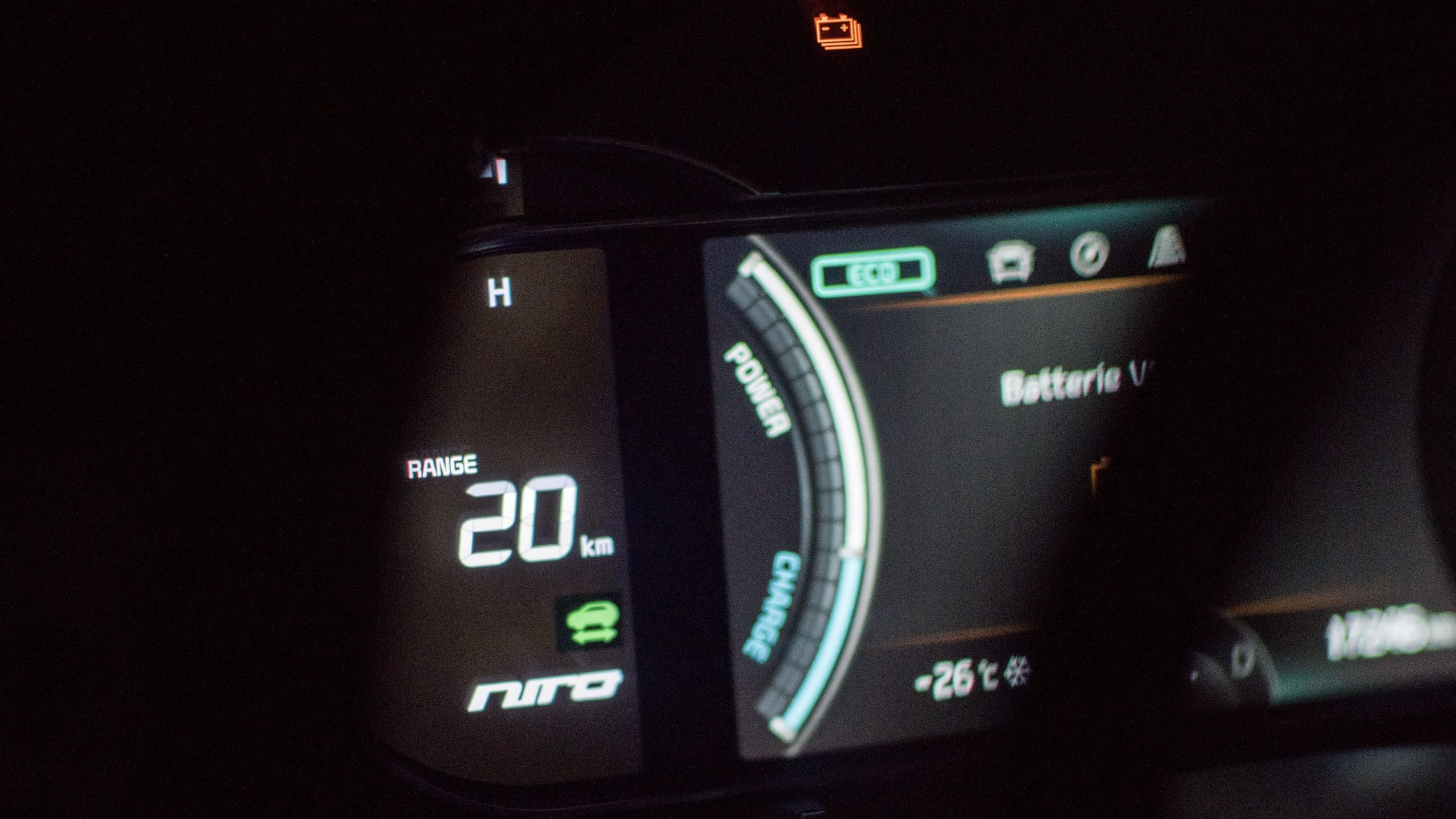 Vue rapprochée sur un compteur de voiture.