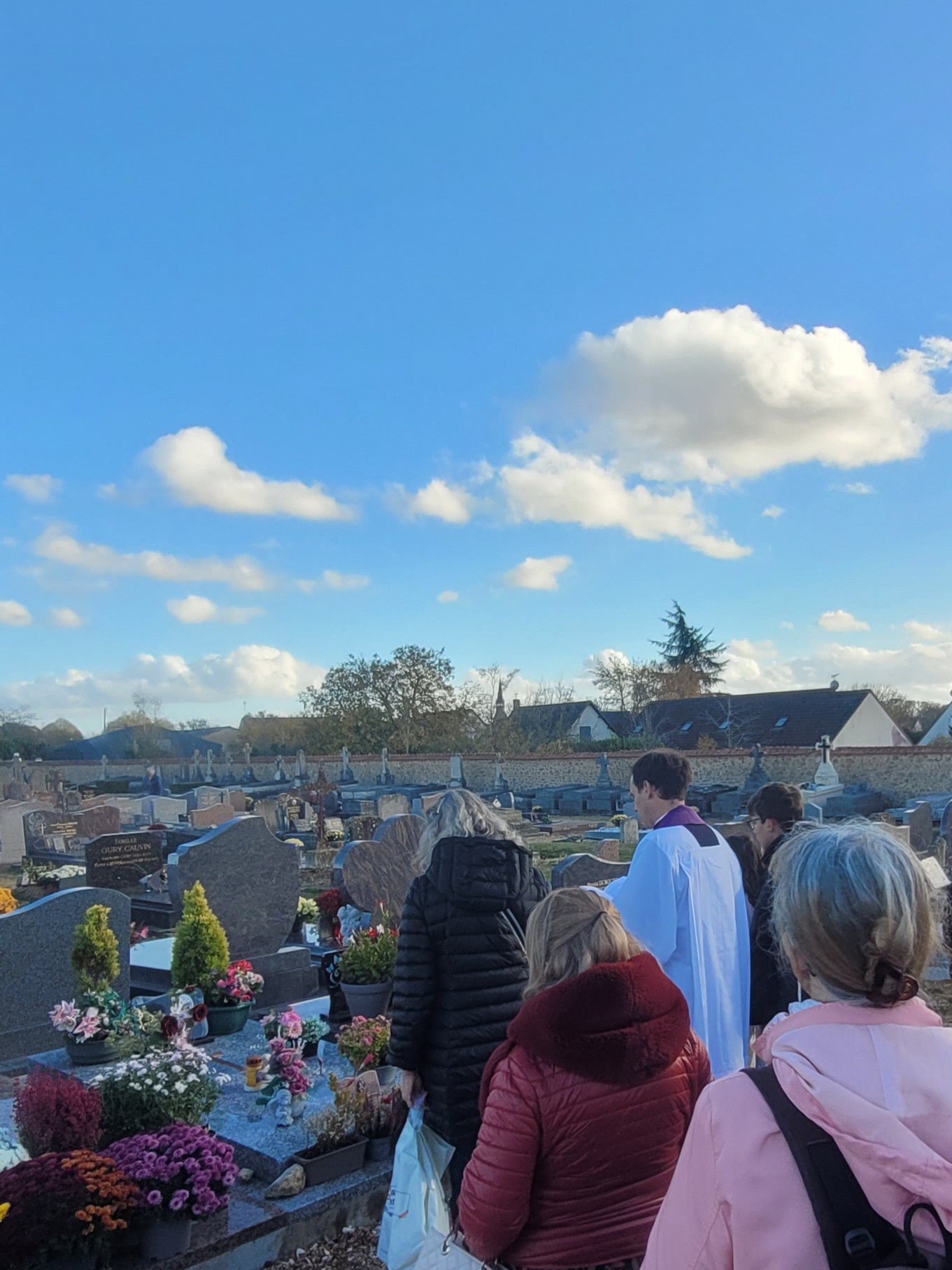 2 novembre. Bénédiction des tombes au cimetière de Bonneval.