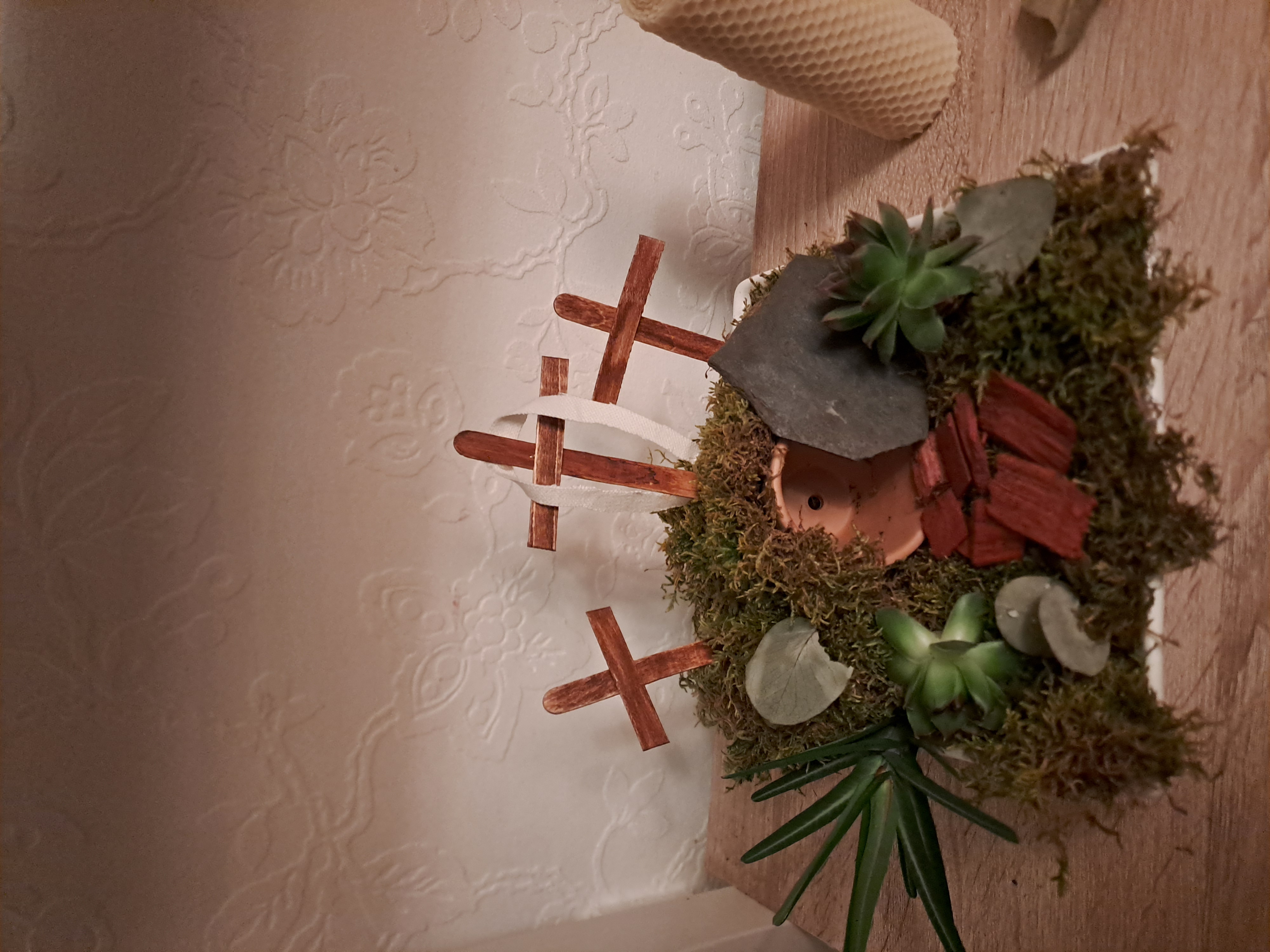 Avec Élise nous avons fait une décoration pour atteindre la Pâques....