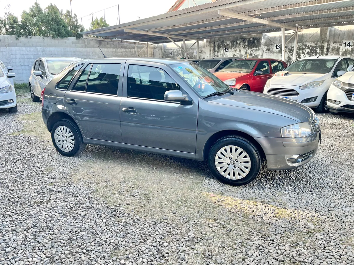 Vista frontal de un Volkswagen Gol usado.