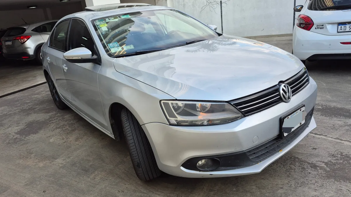 Vista frontal de un Volkswagen Vento usado color gris.