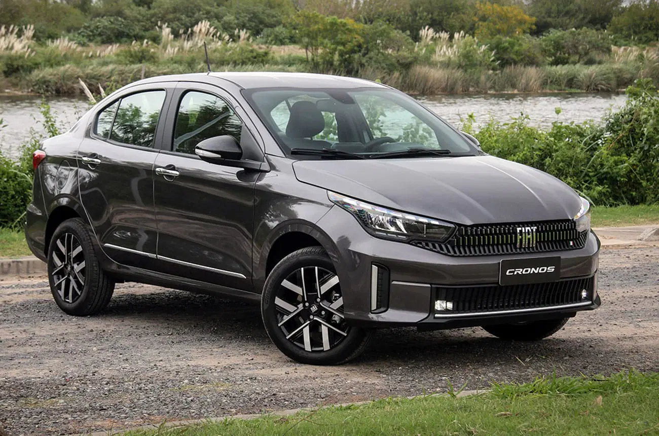 Vista frontal de un Fiat Cronos blanco.
