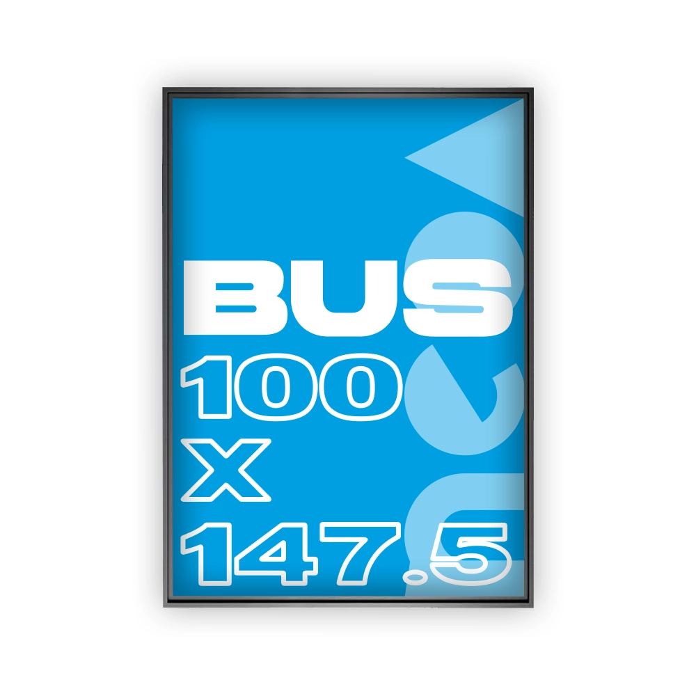 Avec son format pratique, l’affiche 100 x 147,5 cm s’adapte parfaitement aux zones à forte affluence. Livrée en 1 morceau, elle est idéale pour être placée a l'arrière d'un bus. Elle offre une solution efficace pour capter l’attention sans encombrer l’espace.