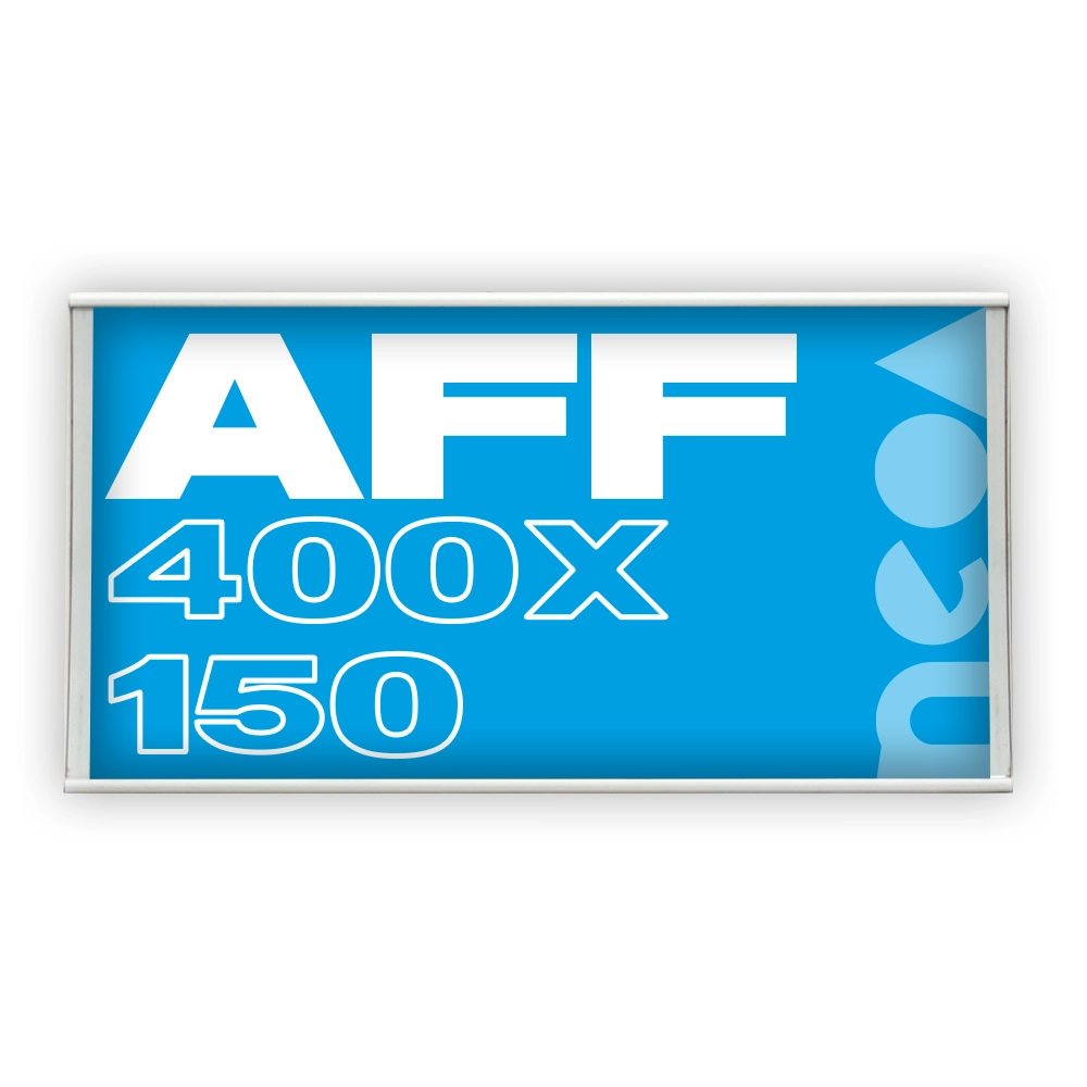 Le format 400 x 150 cm est parfait pour des affichages dans des environnements intérieurs comme le métro, où les passagers sont souvent dans l'attente et à la recherche d'informations. Livrée en 4 morceaux égaux , elle offre une grande visibilité dans des espaces confinés tout en permettant d’afficher des messages attractifs et informatifs. 