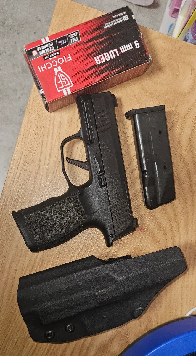 למכירה — אקדח Sig Sauer P365 קליבר 9×19, תוצרת ארה״ב מצב כמו חדש — נרכש כחוק ב־2024, יצא למטווח פעמיים בלבד העברה ברתע בלבד לבעל רישיון בר־תוקף אזור: אופקים / דרום