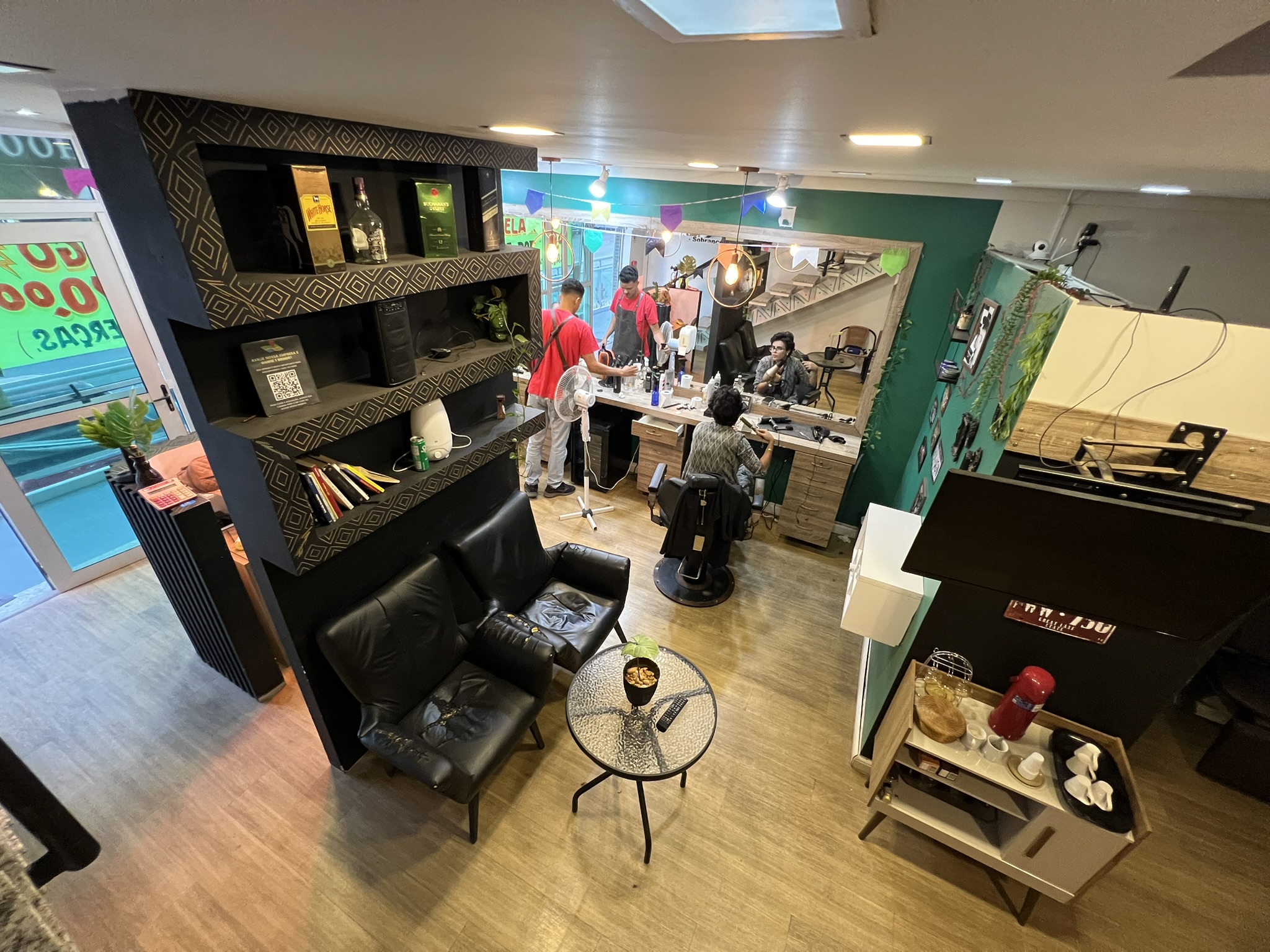 Interior elegante da barbearia em Brasília
