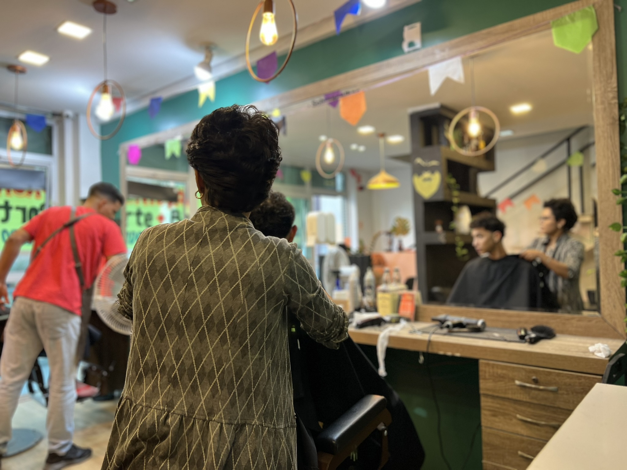 Interior elegante da Oldschool Barbearia em Brasília