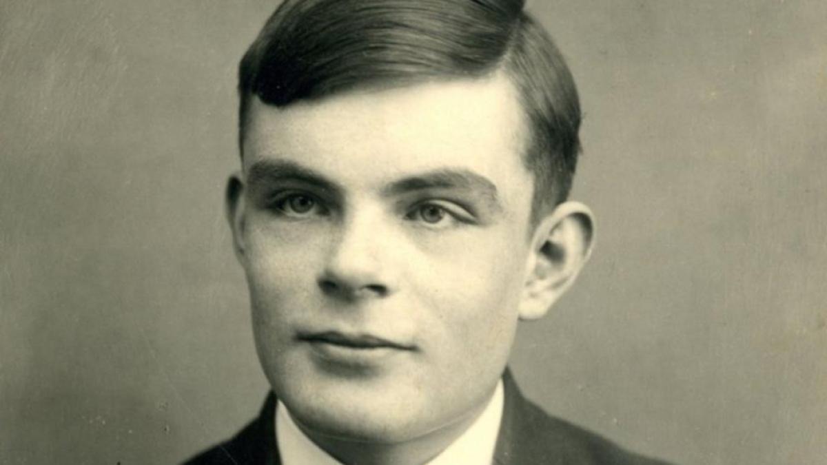 Alan Turing, el hombre que se atrevió a preguntar si una máquina podía pensar.