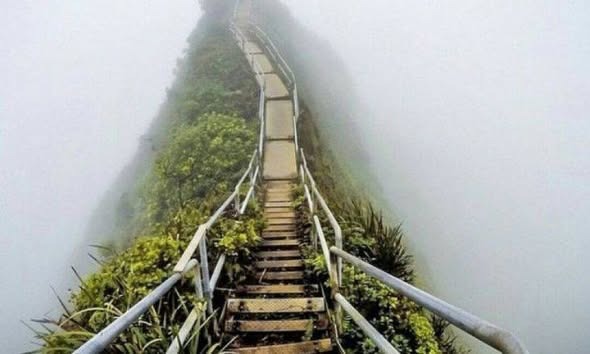La Escalera al Cielo, Oahu — antes de que el cielo se quedara sin peldaños.