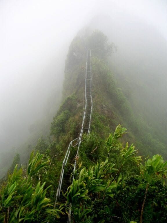 Haiku Stairs" en el sentido de "las escaleras del valle de Haiku