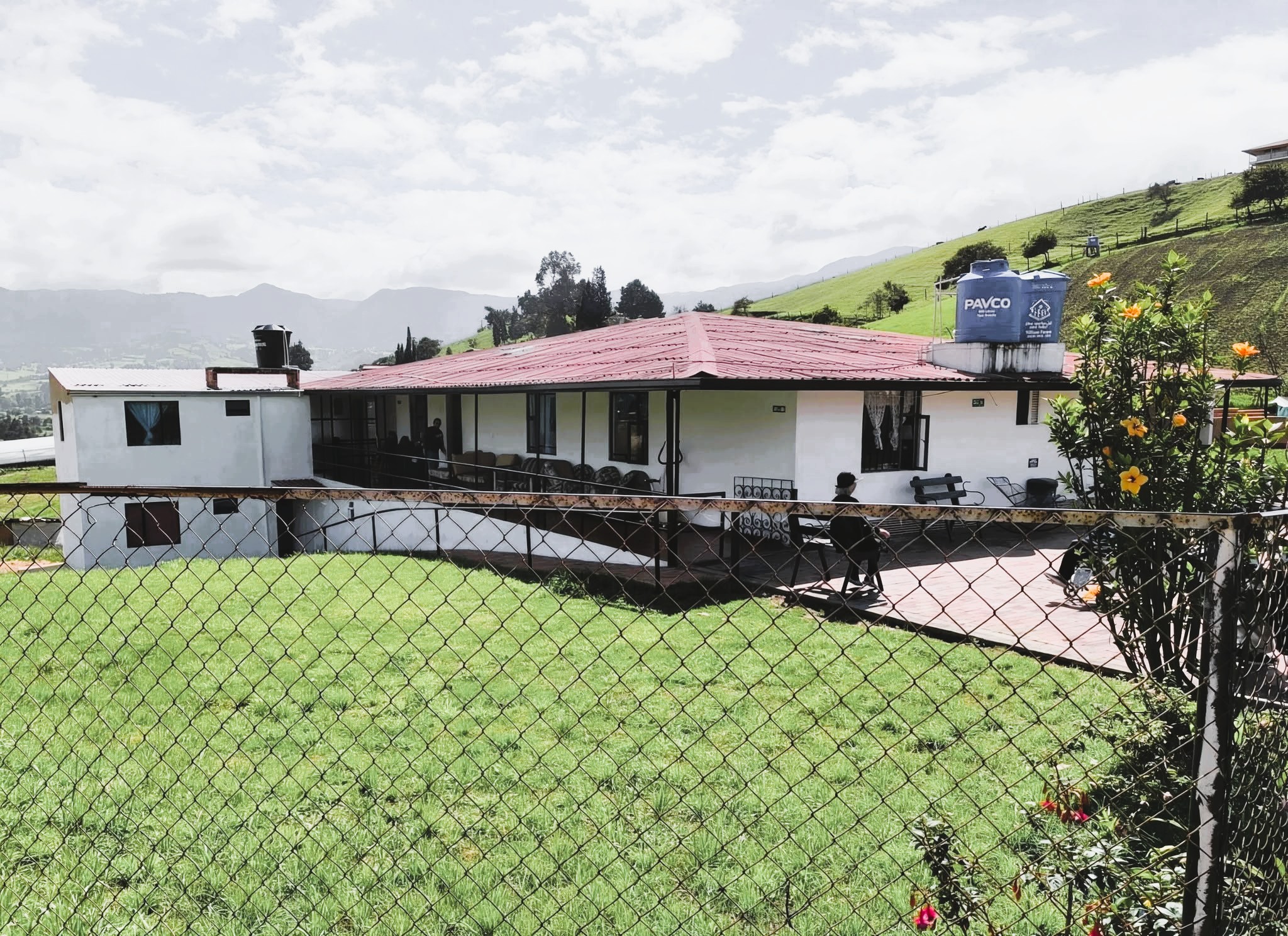 En la vereda Rincón Santo, la vida vuelve a tener horario de almuerzo.
