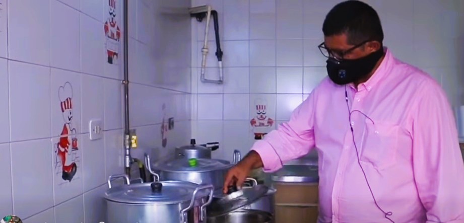 Ingeniero civil de profesión Chef por amor al prójimo. Andrés Herrera.
