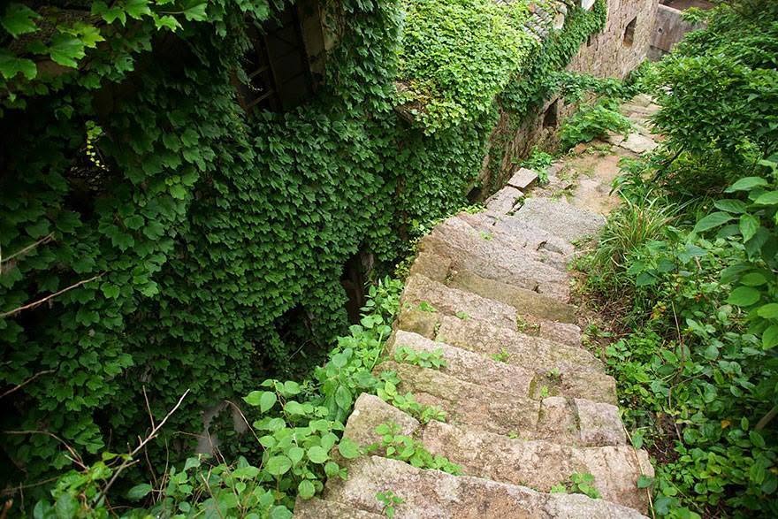 Escaleras que cargaron pasos de pescadores hoy ausentes.