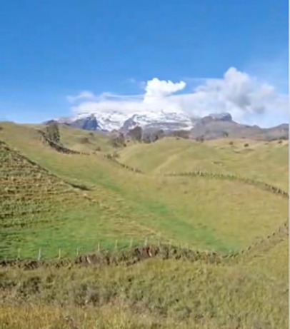 El Nevado del Ruiz, el "León dormido", vigila el valle desde hace siglos.