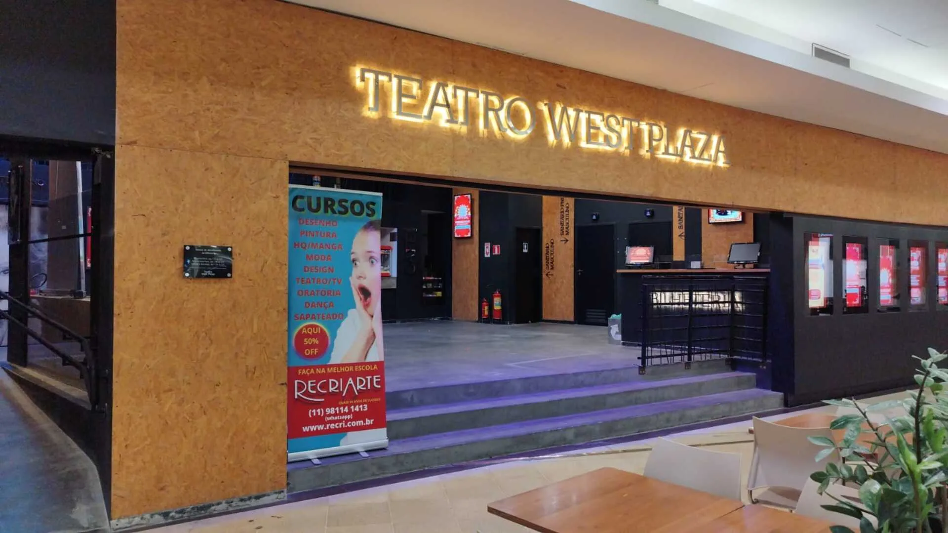 Fachada ou interior de Teatro West Plaza