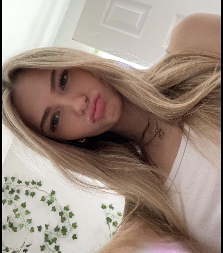 @elissssssds from Czech Republic
