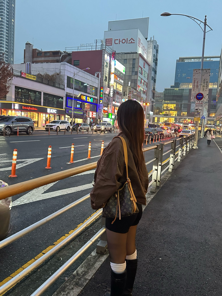 @emiuu from South Korea