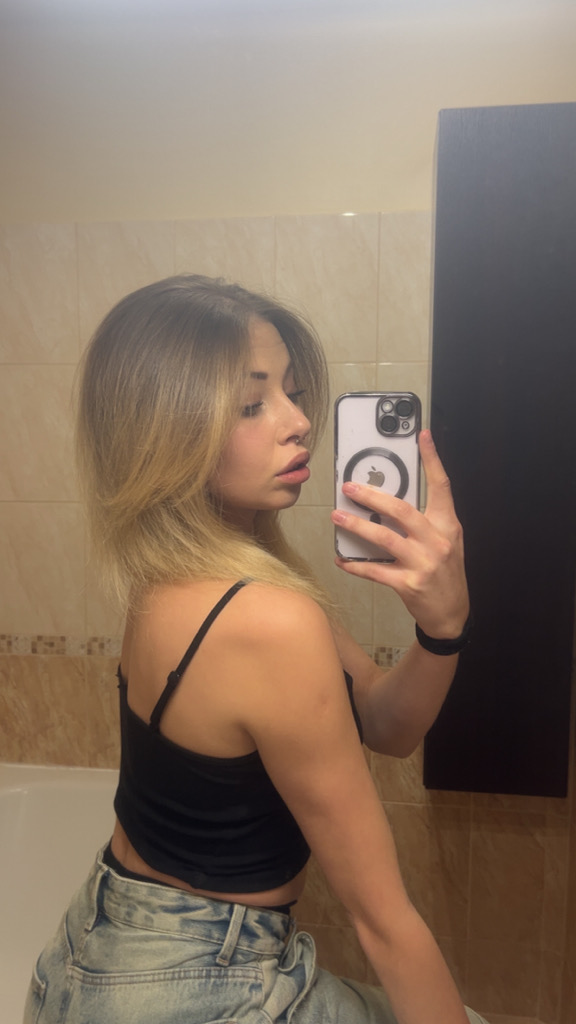 @lilikhee_18 from Hungary