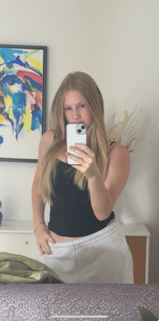 @karolinesj from Denmark