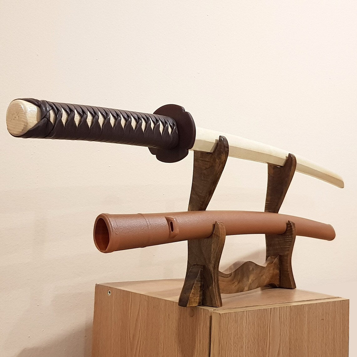 Bokken Daito 102 cm, saarni, muovitsuba, muovisaya ja tsukamaki-kahvanauha