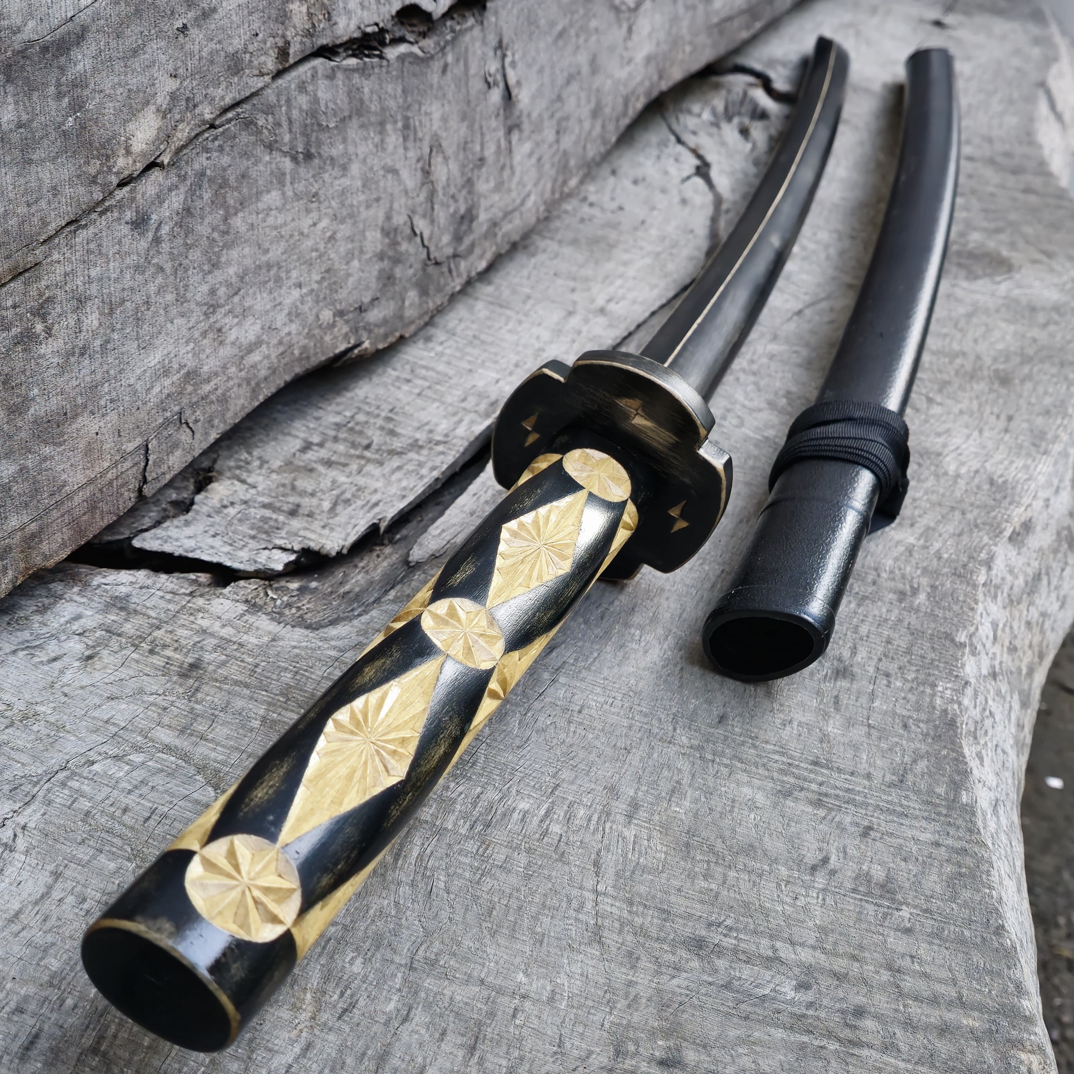 Bokken Daito Deluxe Asanoha 102 cm, eurooppalainen valkopyökki, tsuba ja muovisaya