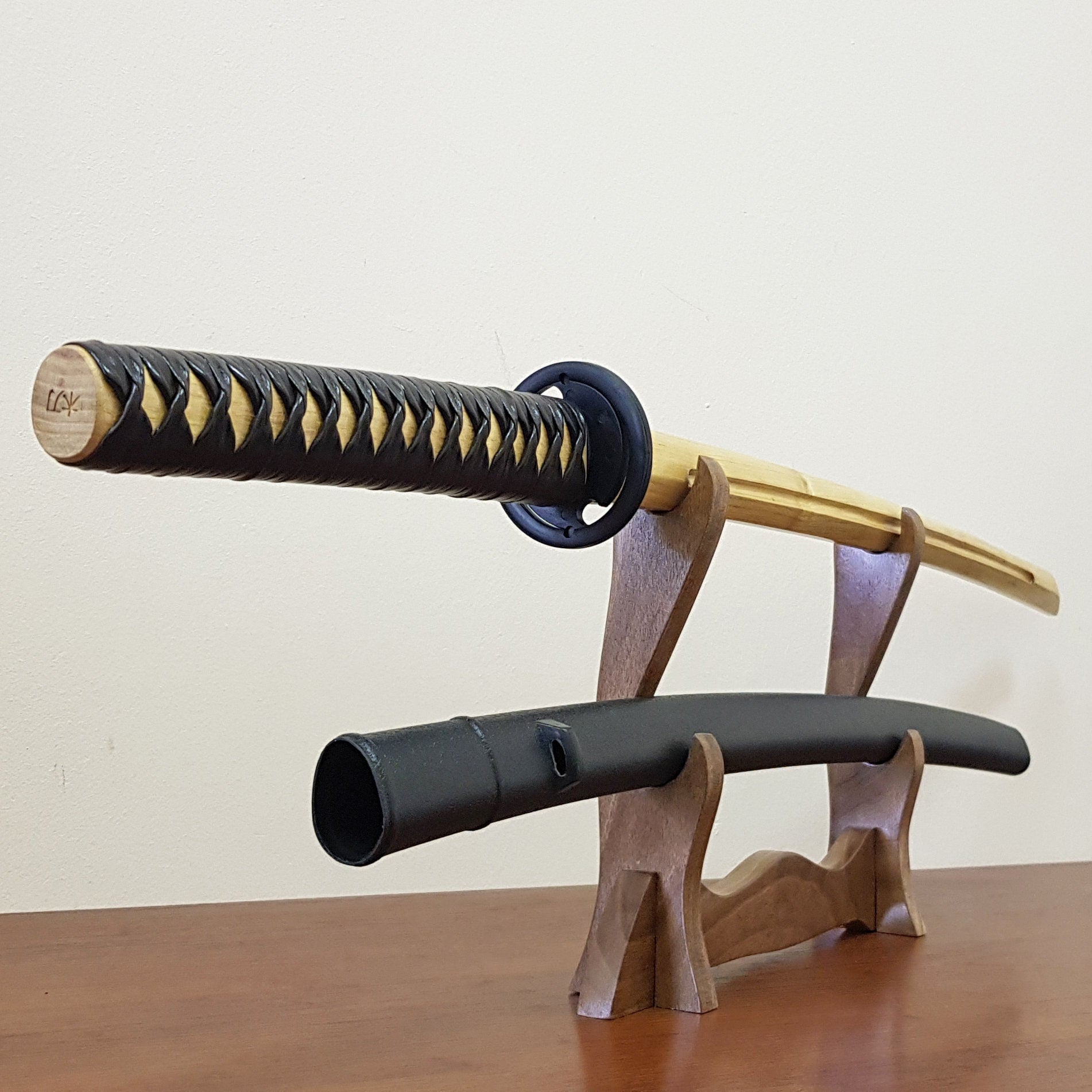 Bokken Daito 102 cm, robinia, patterned rubber tsuba with dome, plastic saya, tsukamaki handle braid, and blood groove
