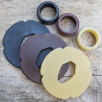 Muovinen tsuba bokkenille