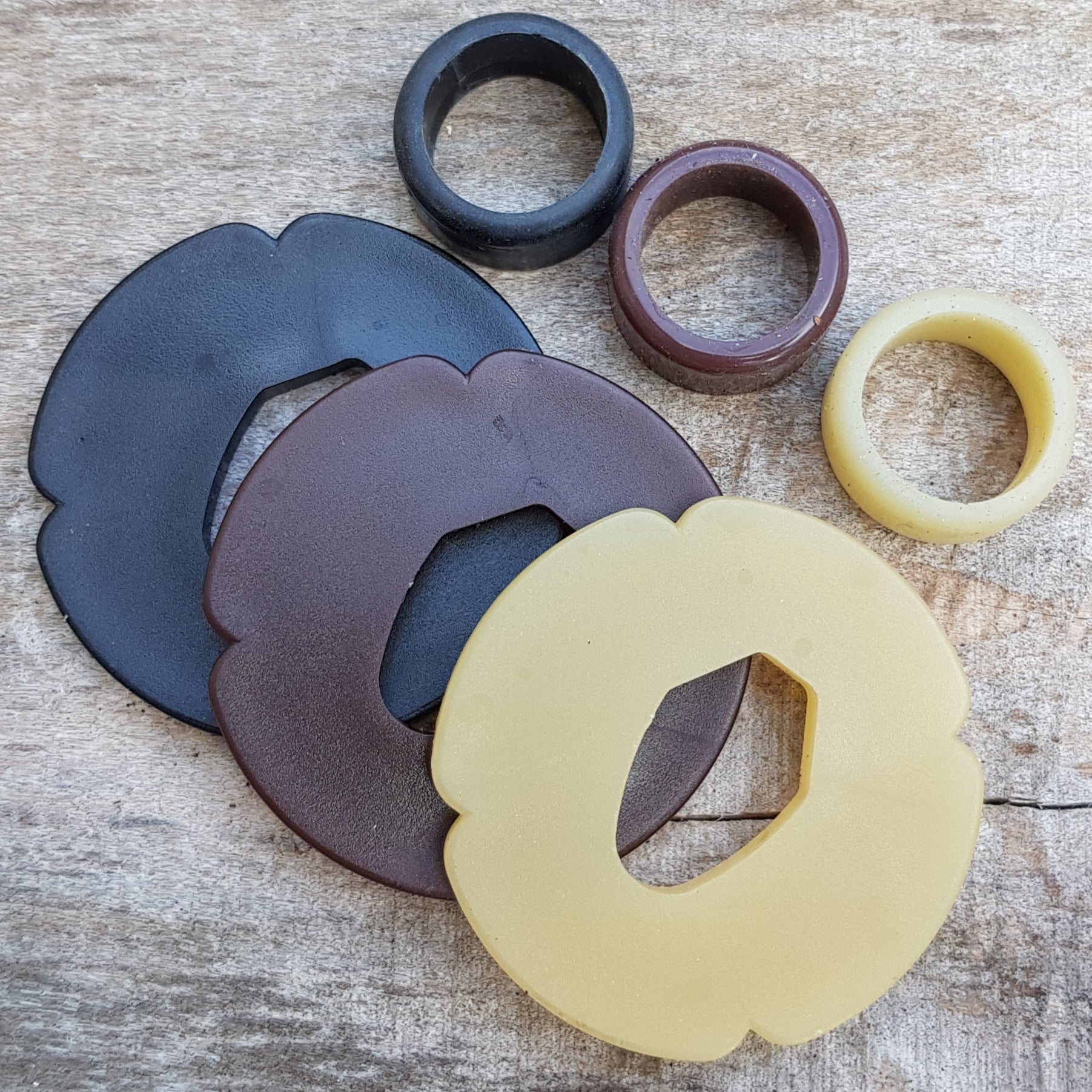 Muovinen tsuba bokkenille