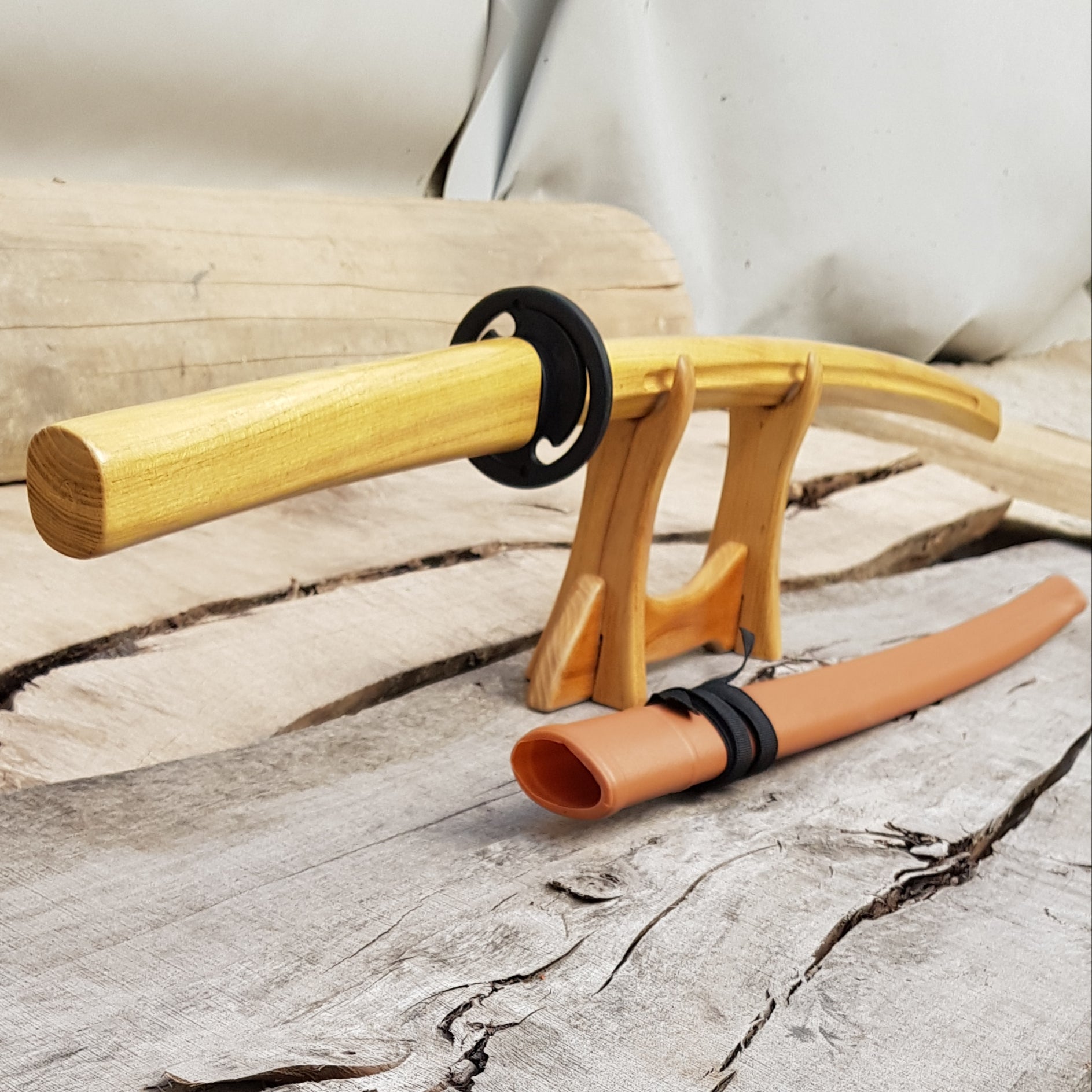 Bokken Daito 102 cm, robinia, mönstrad gummitsuba med kupol, plastsaya och blodränna