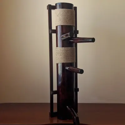Wing Chun -puunukke (Muk Yan Jong), köydellä, jalalla, saarni