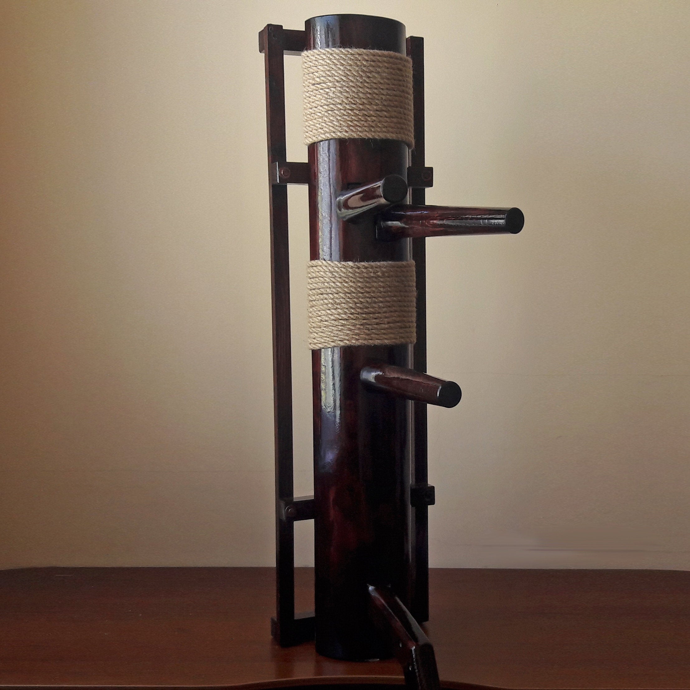 Wing Chun -puunukke (Muk Yan Jong), köydellä, jalalla, saarni