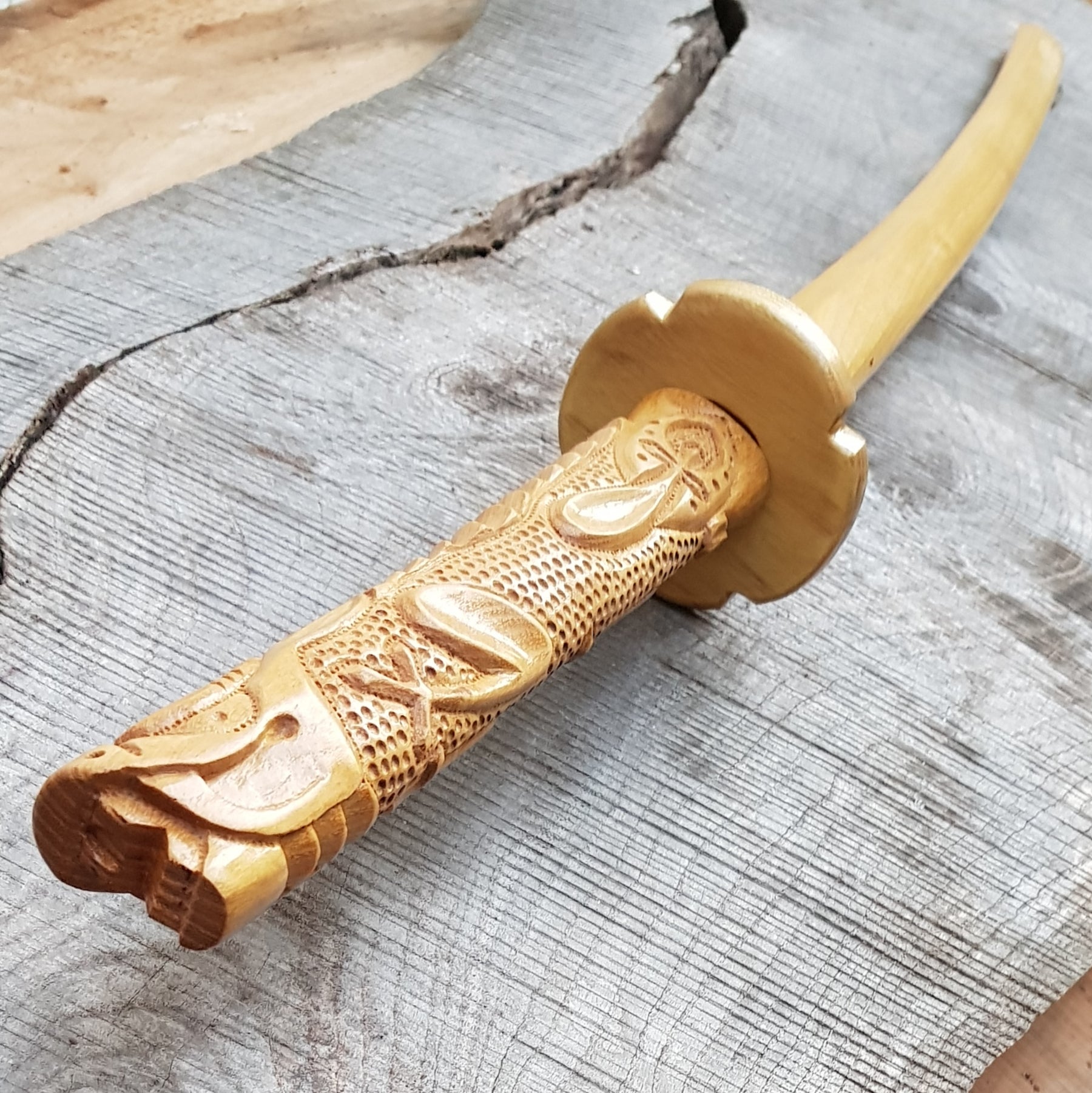 Bokken Daito Deluxe Dragon 102 cm, robinia, tsuba