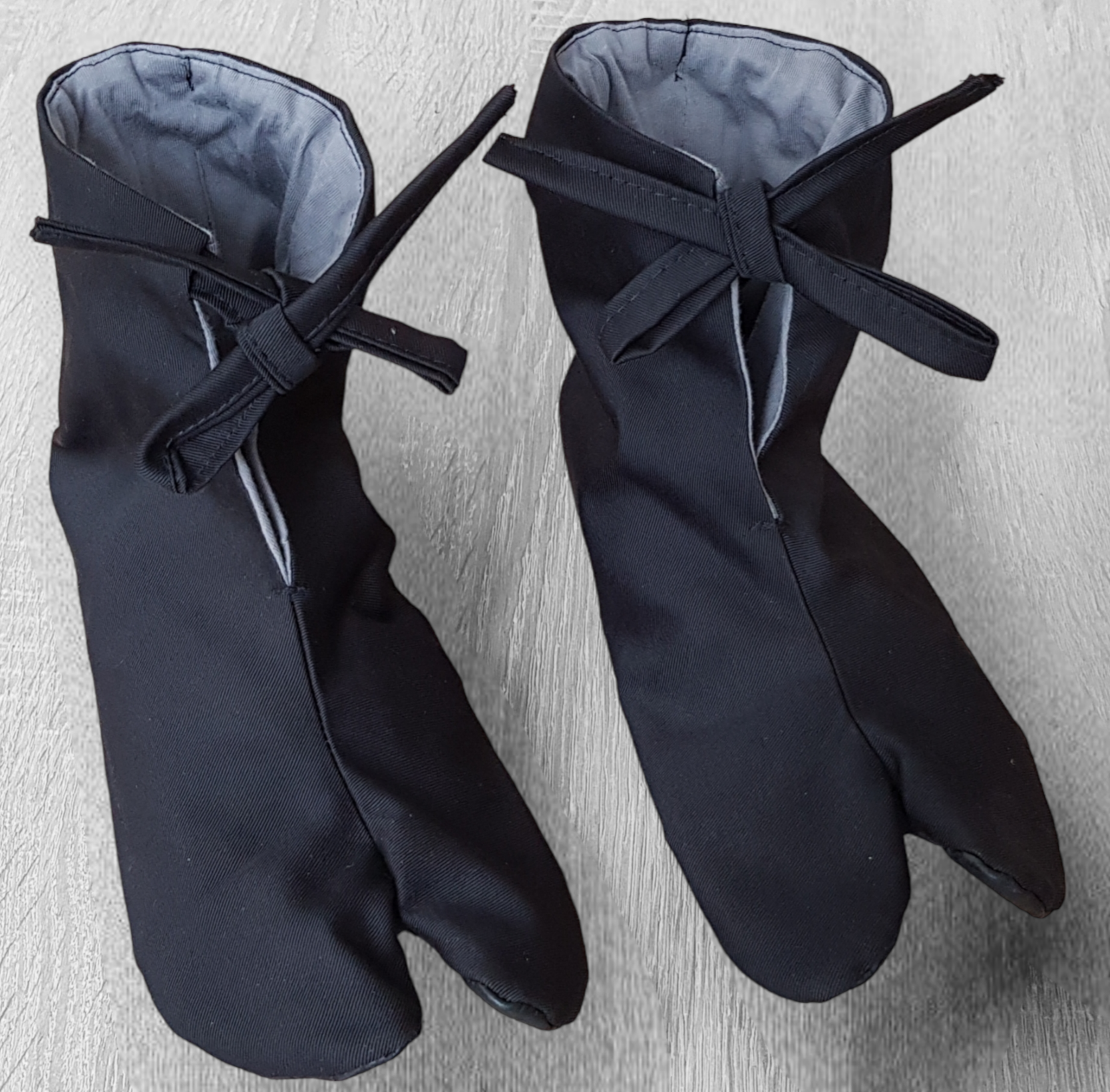 Tabit, musta, nauhoilla