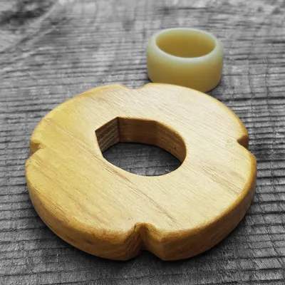 Puinen tsuba bokkenille, robinia