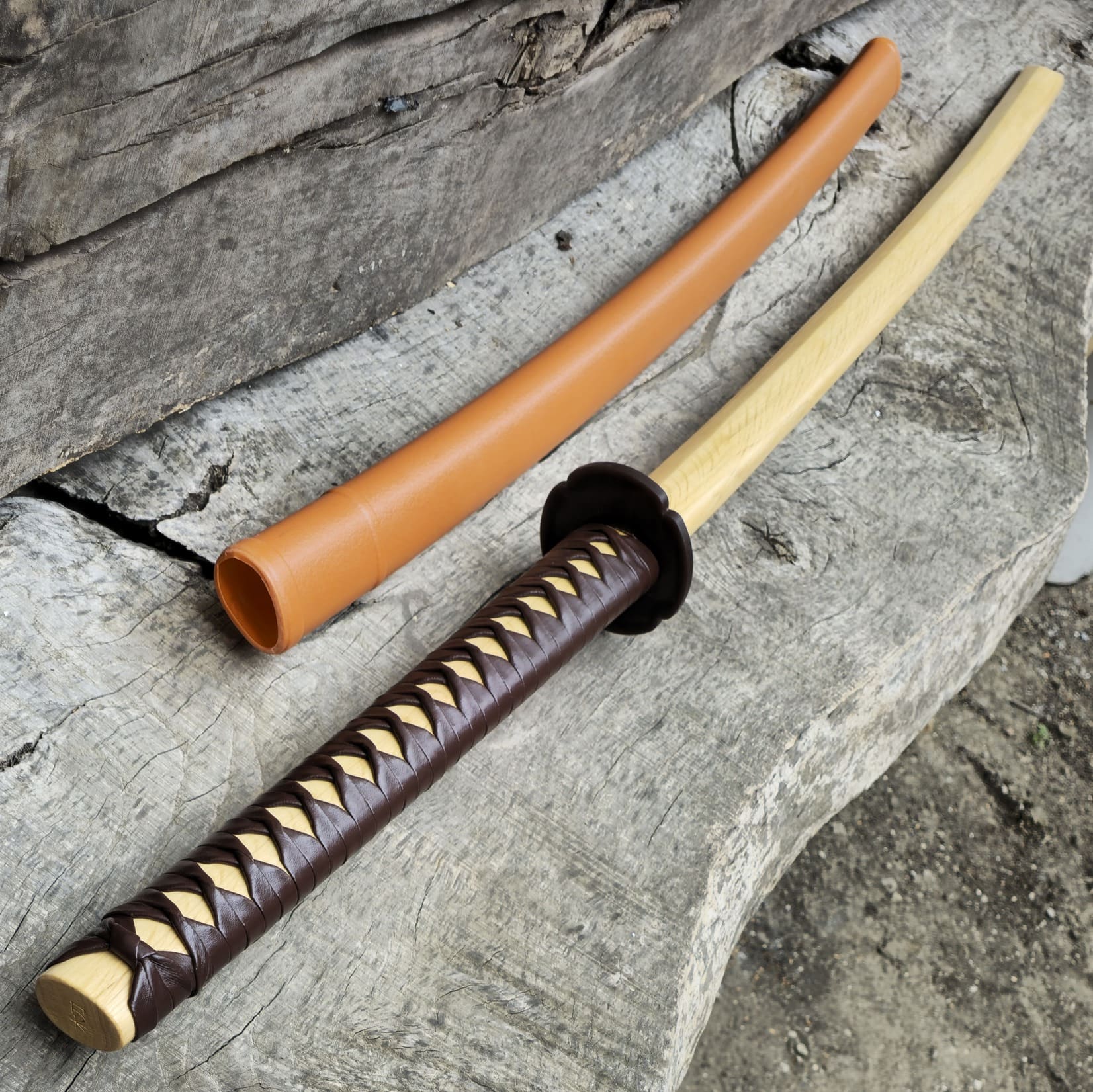Daito Odachi -bokken 114 cm, valkopyökki, muovitsuba, muovisaya ja tsukamaki-kahvanauha