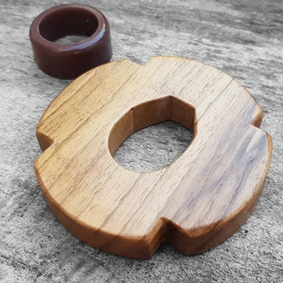 Puinen tsuba bokkenille, saksanpähkinä