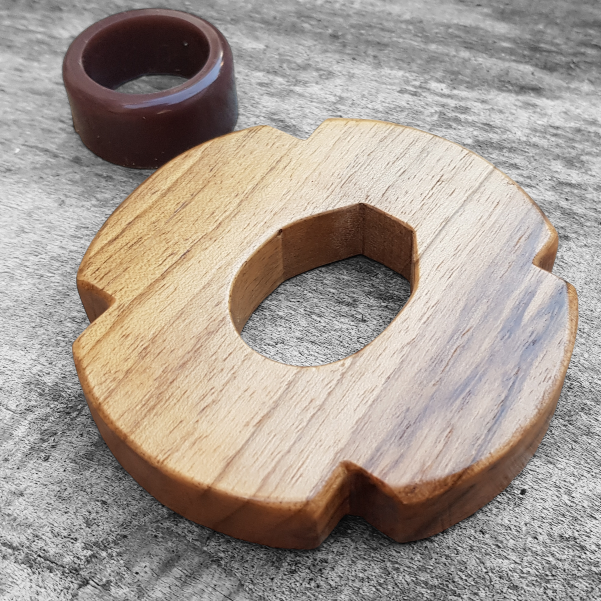 Puinen tsuba bokkenille, saksanpähkinä