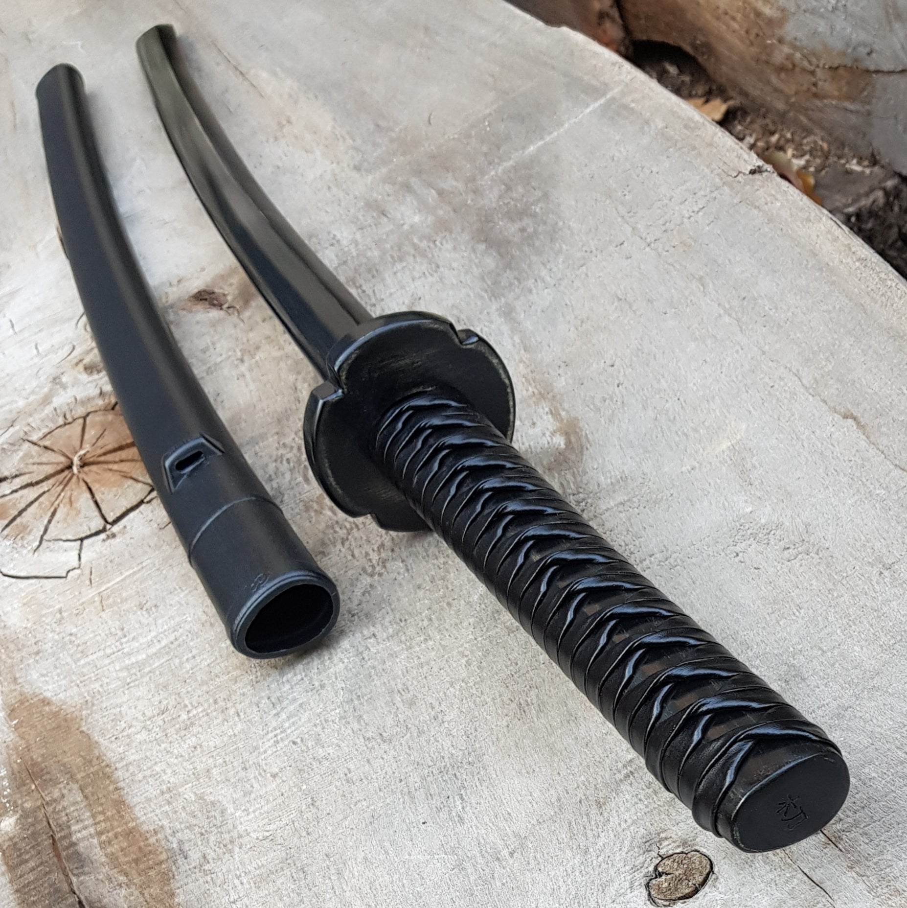 Bokken Daito 102 cm, europeisk avenbok, tsuba, plastsaya och tsukamaki-handtag