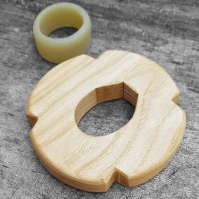 Puinen tsuba bokkenille, eurooppalainen saarni