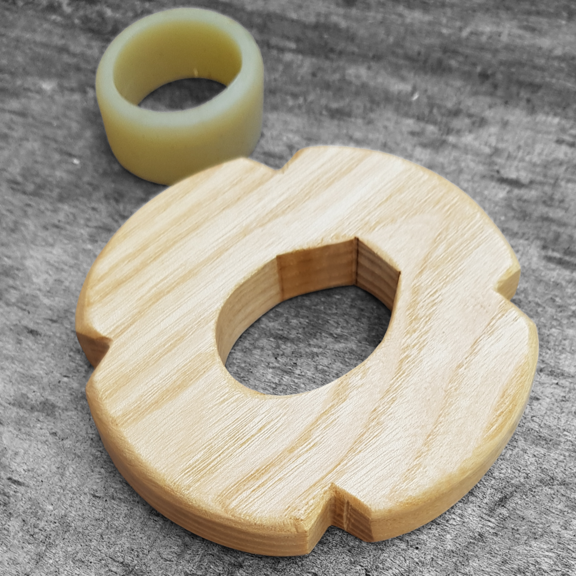 Puinen tsuba bokkenille, eurooppalainen saarni