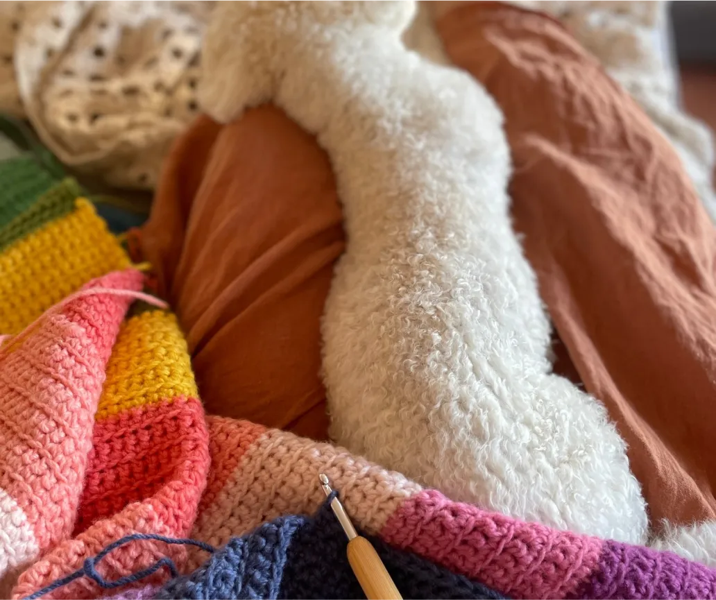 Image of an excited Knitting On Me gift card recipient. Their thank you note is below.